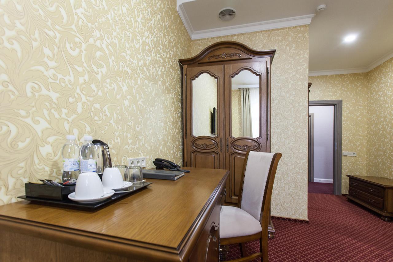 West Park Hotel Sofiivska Borshchahivka エクステリア 写真