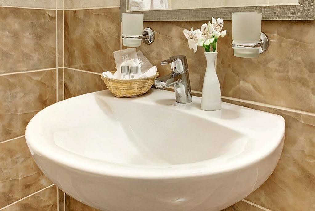 West Park Hotel Sofiivska Borshchahivka エクステリア 写真