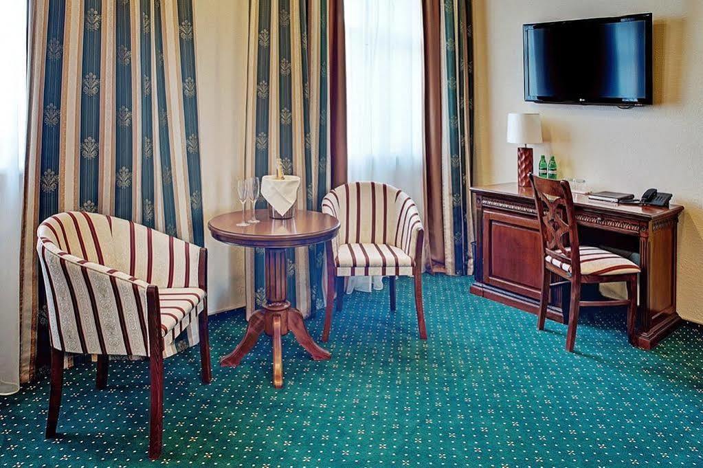 West Park Hotel Sofiivska Borshchahivka エクステリア 写真