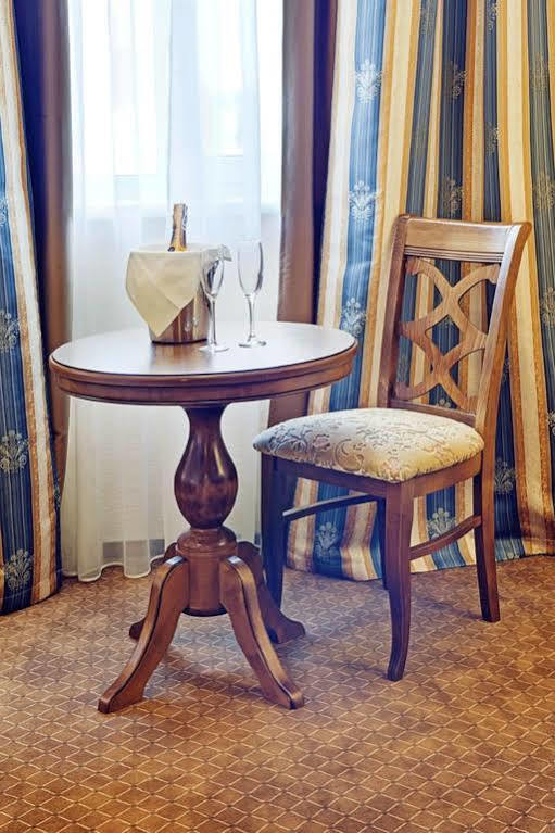 West Park Hotel Sofiivska Borshchahivka エクステリア 写真