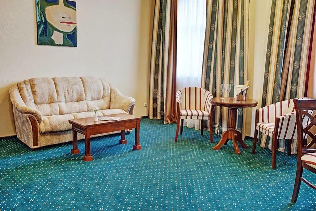 West Park Hotel Sofiivska Borshchahivka エクステリア 写真