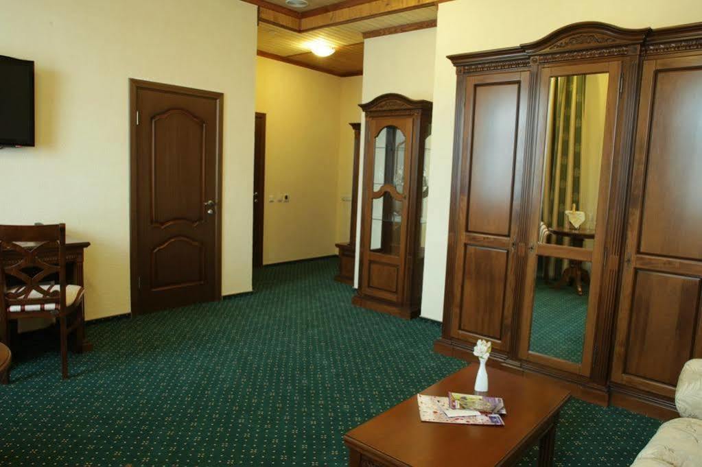 West Park Hotel Sofiivska Borshchahivka エクステリア 写真
