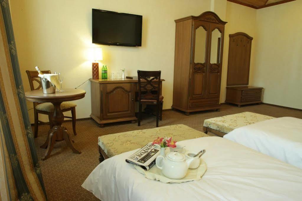 West Park Hotel Sofiivska Borshchahivka エクステリア 写真