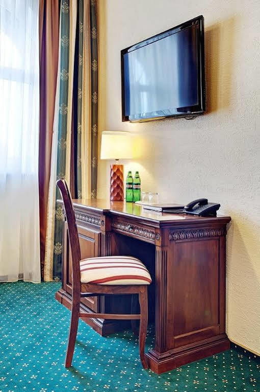 West Park Hotel Sofiivska Borshchahivka エクステリア 写真