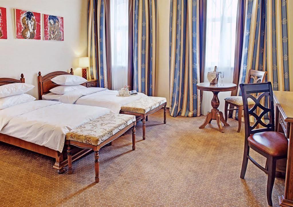 West Park Hotel Sofiivska Borshchahivka エクステリア 写真