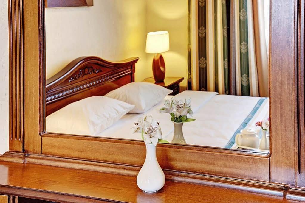 West Park Hotel Sofiivska Borshchahivka エクステリア 写真