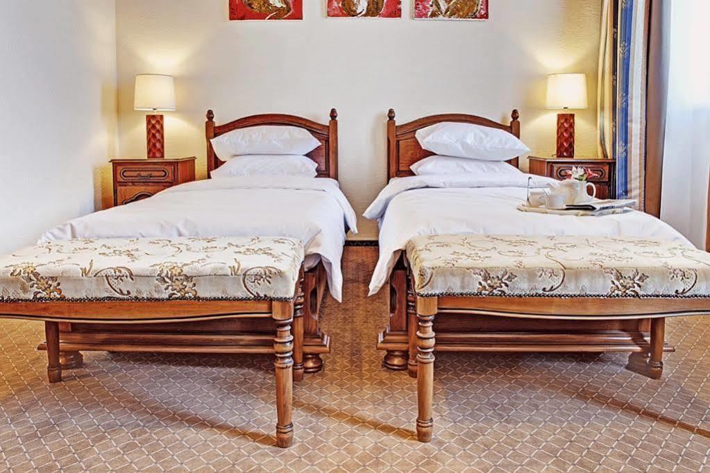 West Park Hotel Sofiivska Borshchahivka エクステリア 写真