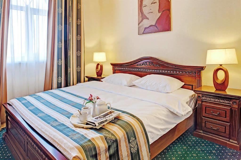 West Park Hotel Sofiivska Borshchahivka エクステリア 写真