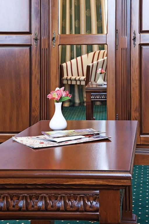 West Park Hotel Sofiivska Borshchahivka エクステリア 写真