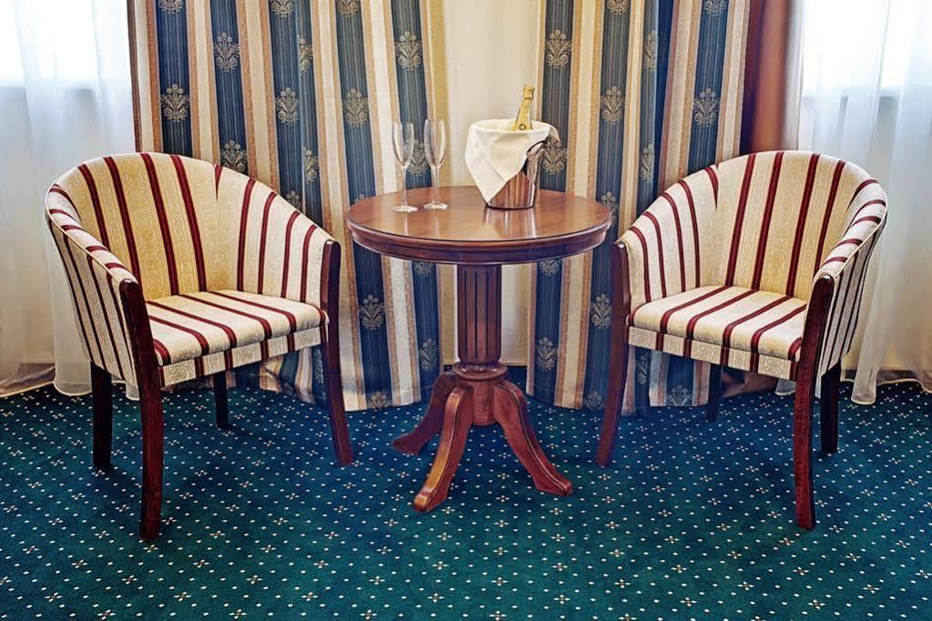 West Park Hotel Sofiivska Borshchahivka エクステリア 写真